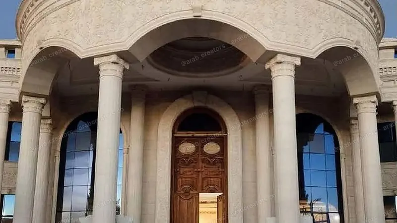 قصر كلاسيكي بقبة مركزية