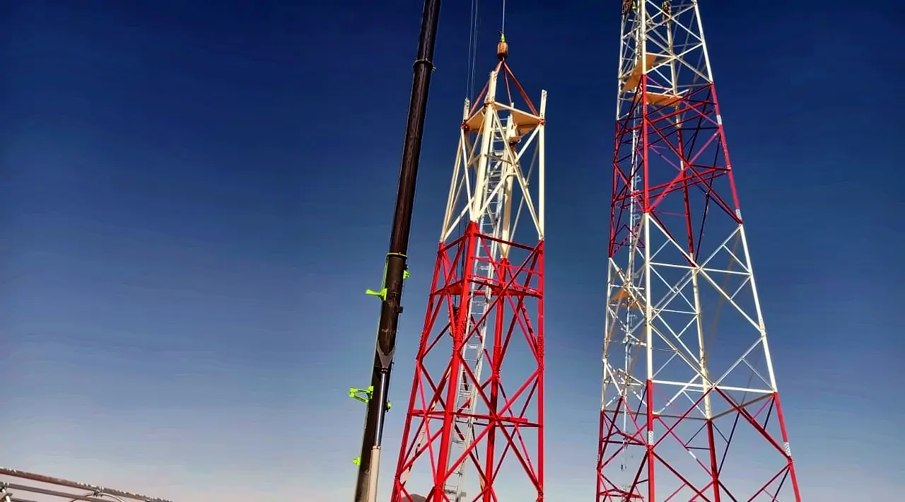 Crane erection of two towers, Hail Region